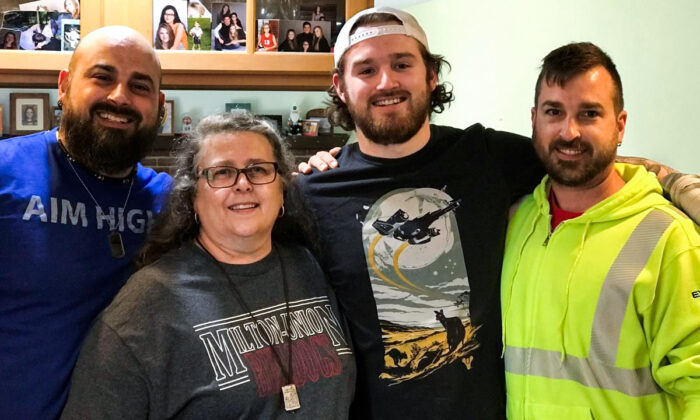 Coleen DeLuca avec ses deux fils, David à gauche et Jonathan à droite et au milieu, Dominic, l'un des 10 petits-enfants. (Avec l'aimable autorisation de David DeLuca) 