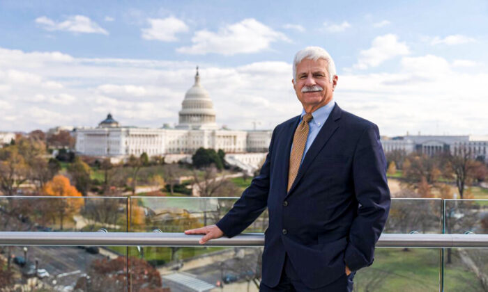 Robert Destro, ancien secrétaire adjoint du Bureau de la démocratie, des Droits de l'homme et du Travail, à Washington, le 8 décembre 2021. (York Du/The Epoch Times)