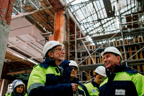 -L’architecte italien Renzo Piano et le producteur de gaz privé russe Novatek, PDG et fondateur de la Fondation VAC, Leonid Mikhelson inspecte les travaux de construction transformant une centrale électrique historique en un nouvel espace d'art contemporain, à Moscou. Photo de Dimitar DILKOFF / AFP via Getty Images.