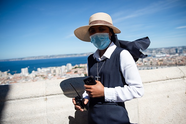 Illustration. Une nonne près de la basilique Notre Dame de la Garde à Marseille en mai 2020. (Photo CLEMENT MAHOUDEAU/AFP via Getty Images)