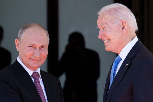 Le président russe Vladimir Poutine serre la main du président américain Joe Biden avant le sommet États-Unis-Russie à la Villa La Grange, à Genève, le 16 juin 2021. (Photo : BRENDAN SMIALOWSKI/AFP via Getty Images)