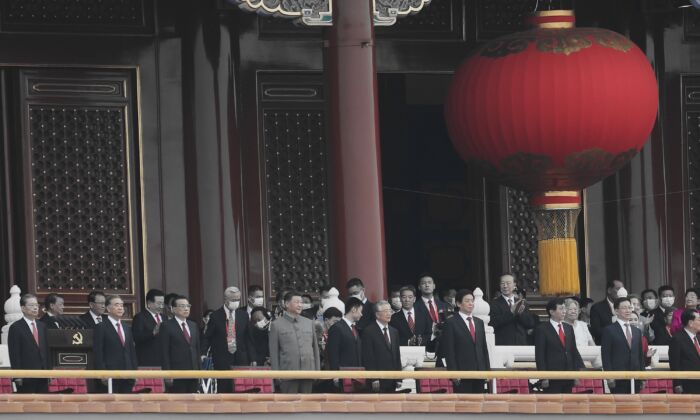 Le dirigeant chinois Xi Jinping (centre) assiste à la célébration du 100e anniversaire du Parti communiste chinois sur la place Tiananmen à Pékin, le 1er juillet 2021. (Lintao Zhang/Getty Images)