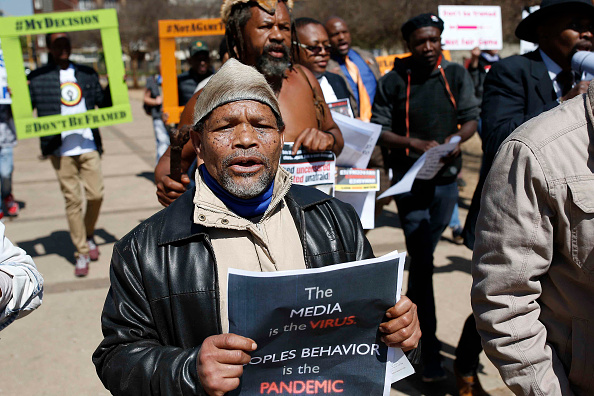 Manifestation contre le port du masque et la vaccination Covid-19 à Pretoria le 30 août 2021. (Photo PHILL MAGAKOE/AFP via Getty Images)