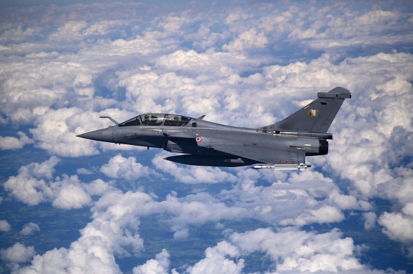 -Un avion de chasse multi rôle bimoteur français à aile canard delta Rafale vole dans les airs le 11 septembre 2021. Photo de Christophe SIMON / AFP via Getty Images.