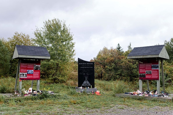 Fred Kistabish, 77 ans, un survivant du pensionnat de Saint-Marc-de-Figuery est photographié sur le terrain de l'ancienne école, près d'Amos, Canada, le 17 novembre 2021. 