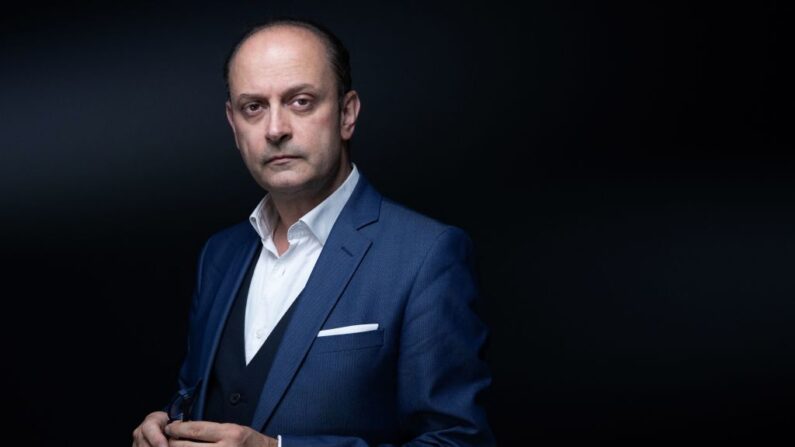 Le consultant en stratégie politique et publique et directeur national des événements de la campagne présidentielle d'Eric Zemmour, Olivier Ubeda pose lors d'une séance photo à Paris, le 29 septembre 2021. (JOEL SAGET/AFP via Getty Images)