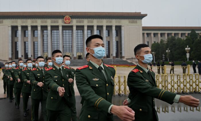 Une délégation militaire se retire après la commémoration du 110e anniversaire de la révolution Xinhai, qui a renversé la dynastie Qing et conduit à la fondation de la République de Chine, au Grand Hall du Peuple à Pékin, le 9 octobre 2021. (Noel Celis/AFP via Getty Images)