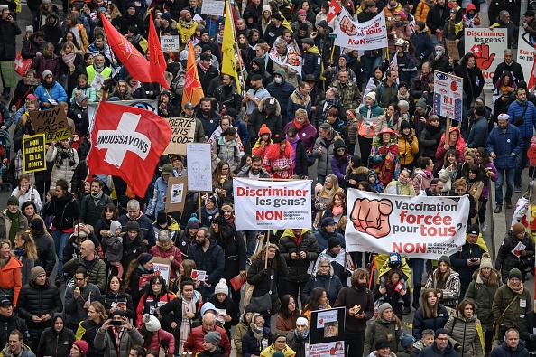 Manifestation contre le passeport sanitaire et la vaccination à Lausanne le 20 novembre 2021. (Photo : FABRICE COFFRINI/AFP via Getty Images)