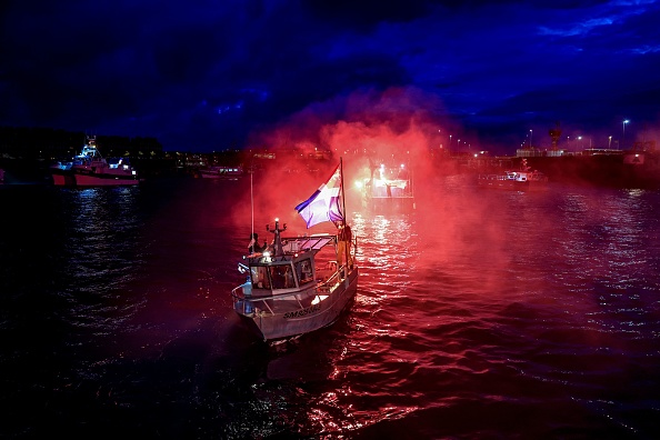 -Des bateaux de pêche français, dont le "Welga", un bateau de 7 mètres, privé de son permis de pêche dans les eaux de Jersey depuis début novembre, bloquent l'entrée du port de Saint-Malo le 26 novembre 2021. Photo de Sameer Al-DOUMY / AFP via Getty Images.