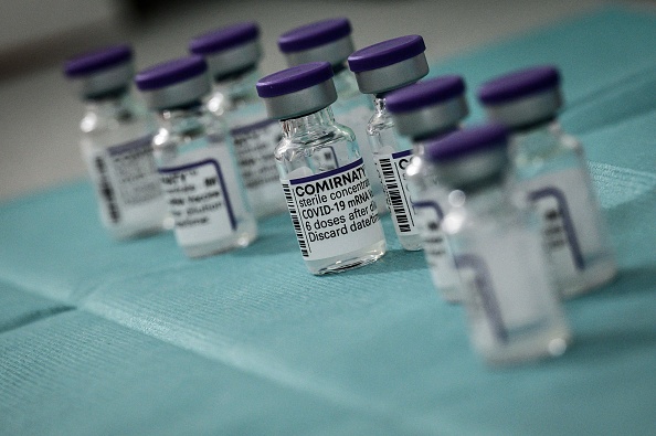 Des flacons du vaccin Comirnaty de Biontech Pfizer dans le centre de vaccination de Lyon Gerland. (Photo : JEFF PACHOUD/AFP via Getty Images)