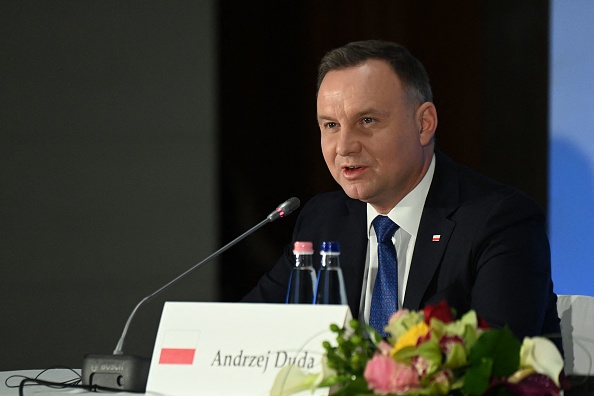 Le président polonais Andrzej Duda s'adresse à une conférence de presse conjointe avec les autres présidents des pays du groupe des quatre pays de Visegrad (V4) au Musée des beaux-arts de Budapest, en Hongrie, le 29 novembre 2021. (Photo : ATTILA KISBENEDEK/AFP via Getty Images)