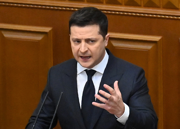 -Le président ukrainien Volodymyr Zelensky s'adresse au Parlement ukrainien à Kiev le 1er décembre 2021. Photo de Genya SAVILOV/AFP via Getty Images.