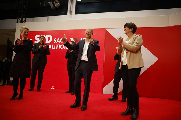 Olaf Scholz des sociaux-démocrates allemands qui devrait devenir le prochain chancelier allemand, s'adresse aux délégués le 4 décembre 2021 à Berlin, en Allemagne. Photo de Keuenhof - Piscine/Getty Images. 