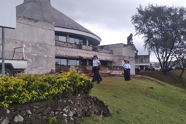 -La police monte la garde devant le Parlement des Îles Salomon le 6 décembre 2021 face à un vote de défiance, contre le Premier ministre. Photo de Mavis PODOKOLO / AFP via Getty Images.