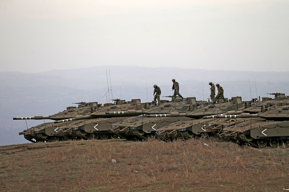 -Une frappe aérienne israélienne touche une cargaison d'armes iraniennes dans le port syrien de Lattaquié. Photo de JALAA MAREY / AFP via Getty Images.