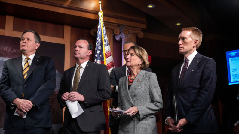 De gauche à droite : les sénateurs Steve Daines (R-MT), Mike Lee (R-UT), Shelley Moore Capito (R-WV) et James Lankford (R-OK) assistent à une conférence de presse , au Capitole des États-Unis, le 8 décembre 2021, à Washington, DC. Les républicains du Sénat proposent une loi qui annulerait les règles de l'administration Biden concernant l'obligation pour les grandes entreprises privées d'exiger des vaccins ou des tests Covid-19. (Photo par Drew Angerer/Getty Images)