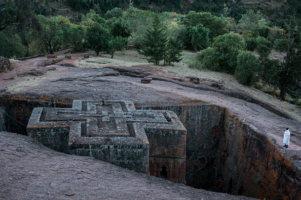 -Un fidèle orthodoxe éthiopien prie à l'église Saint George de Lalibela, le 7 décembre 2021, la ville a été reprise par les Tigréens. Photo de Solan Kolli / AFP via Getty Images.