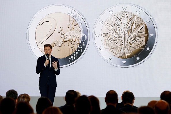 Une nouvelle pièce de 2 euros va être mise en circulation à l'occasion de la présidence française de l'Union européenne à partir du 1er janvier 2022, avec un chêne et un olivier gravés, a indiqué jeudi le secrétaire d’État aux Affaires européennes Clément Beaune.
(Photo  LUDOVIC MARIN/POOL/AFP via Getty Images)