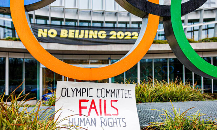 Une pancarte à l'entrée du siège du Comité international olympique (CIO) à Lausanne, en Suisse, le 11 décembre 2021, lors d'une manifestation de militants tibétains de l'association Students for a Free Tibet. (Valentin Flauraud/AFP via Getty Images)