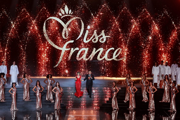 La directrice de Miss France Organisation et Miss France 2002 Sylvie Tellier (G) et l'animateur Jean-Pierre Foucault (D) à Caen, le 11 décembre 2021. (SAMEER AL-DOUMY/AFP via Getty Images)