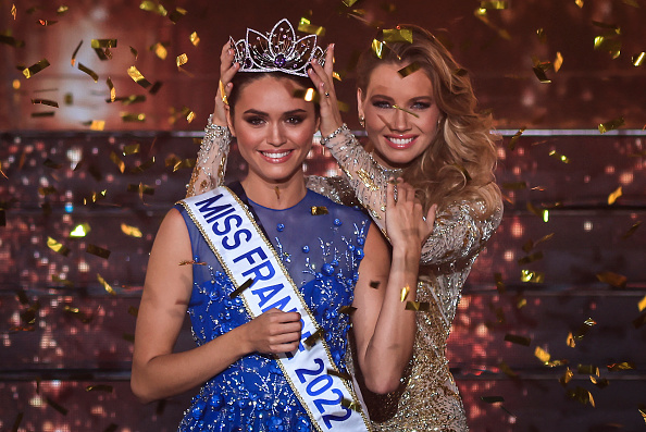 Miss Ile-de-France Diane Leyre couronnée par Miss France 2021 Amandine Petit le 11 décembre 2021 à Caen. (Photo SAMEER AL-DOUMY/AFP via Getty Images)