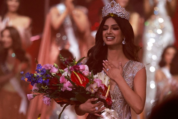 Miss Inde, Harnaaz Sandhu, couronnée Miss Univers lors du 70e concours de beauté à Eilat, ville côtière de la mer Rouge au sud d'Israël, le 13 décembre 2021. (Photo : MENAHEM KAHANA/AFP via Getty Images)