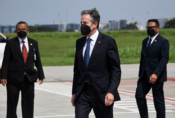 -Le secrétaire d'État américain Antony Blinken arrive à l'aéroport international Soekarno-Hatta de Jakarta le 13 décembre 2021. Photo d'Olivier DOULIERY/POOL/AFP via Getty Images.