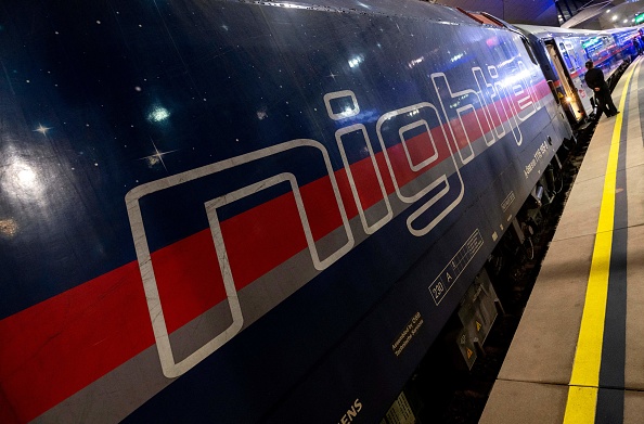 Le premier train de nuit entre Vienne et Paris est photographié avant son départ à la gare centrale de Vienne, en Autriche, le 13 décembre 2021. Photo de JOE KLAMAR / AFP via Getty Images.