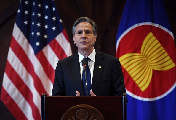 -Le secrétaire d'État américain Antony Blinken prononce une allocution sur la stratégie indopacifique de l'administration Biden à l'Université Indonésie à Jakarta le 14 décembre 2021. Photo d'Olivier DOULIERY/AFP via Getty Images.