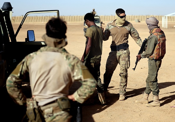 Un officier des forces spéciales de la marine française forme les soldats maliens des FAMA en tant que nouvelle mission militaire des multinationales de la Force opérationnelle Takuba dans la région troublée de l'Afrique subsaharienne, le 7 décembre 2021. Photo de Thomas COEX / AFP via Getty Images.