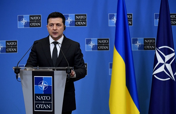 Le président ukrainien Volodymyr Zelensky s'exprime lors d'une conférence de presse après une réunion bilatérale au siège de l'Union européenne à Bruxelles, le 16 décembre 2021. (Photo : JOHN THYS/AFP via Getty Images)