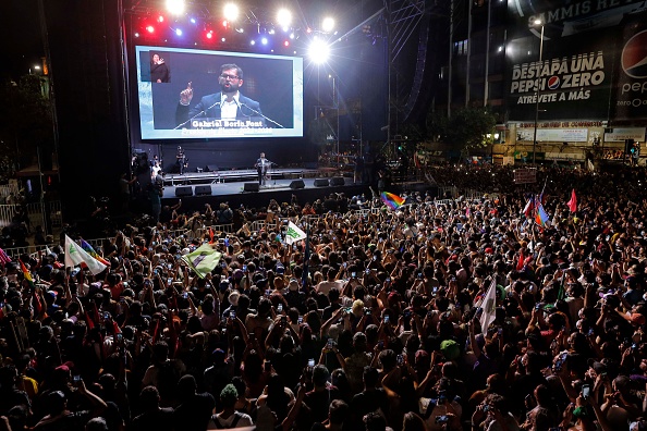 -Le président élu chilien Gabriel Boric s'adresse à ses partisans après les résultats officiels du second tour de l'élection présidentielle, à Santiago, le 19 décembre 2021. Photo de Javier Torres/AFP via Getty Images.