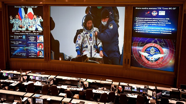 -Le milliardaire japonais Yusaku Maezawa peu de temps après l'atterrissage de la capsule Soyouz MS-20, dans la région de Karaganda au Kazakhstan, le 20 décembre 2021. Photo d'Alexander NEMENOV / AFP via Getty Images.