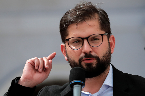 Le président élu du Chili, Gabriel Boric, s'adresse à la presse après avoir tenu une réunion avec le président Sebastian Pinera au palais présidentiel de La Moneda à Santiago, le 20 décembre 2021. (Photo : JAVIER TORRES/AFP via Getty Images)