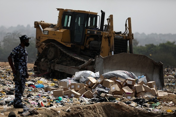 Destruction de cartons de vaccins AstraZeneca contre le coronavirus (COVID-19) périmés dans la décharge de Gosa à Abuja, au Nigeria, le 22 décembre 2021. (Photo : KOLA SULAIMON/AFP via Getty Images)