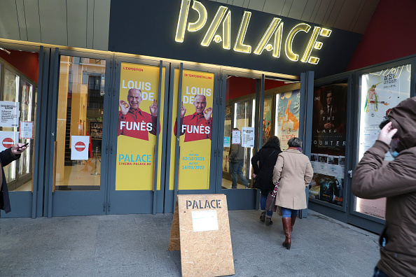 L'illustration montre le cinéma Palace, qui a décidé de rester ouvert pour protester contre la fermeture décidée par la dernière réunion de la Codeco, dans le cadre des mesures de lutte contre la pandémie de Covid-19 et l'arrivée de la variante Omicron, à Bruxelles, le dimanche 26 décembre 2021. 
 (Photo : NICOLAS MAETERLINCK/BELGA MAG/AFP via Getty Images)