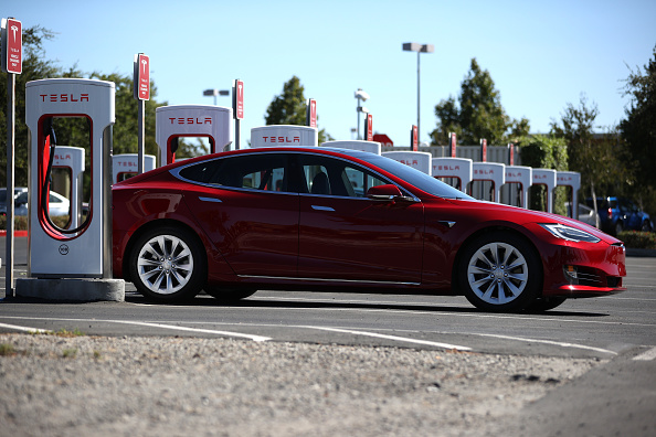 Tesla a connu une année faste sur un marché de l'automobile durement touché par la crise sanitaire et la pénurie de puces électroniques. (Photo : Justin Sullivan/Getty Images)