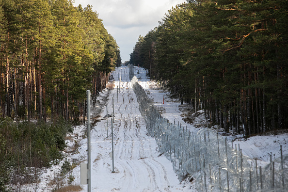 Fil de fer à la frontière avec le Bélarus, le 30 novembre 2021 à DRUSKININKAI, en Lituanie. (Photo : Paulius Peleckis/Getty Images)