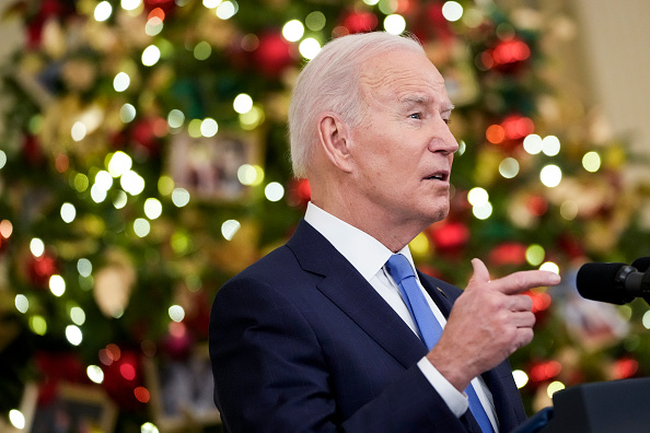 -Le président américain Joe Biden parle de la variante omicron du coronavirus dans la salle à manger d'État de la Maison Blanche, le 21 décembre 2021 à Washington, DC. Photo de Drew Angerer/Getty Images.