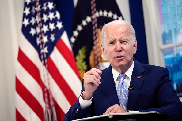 -Le président américain Joe Biden valide l’interdiction d'importation de produits fabriqués par les Ouïghours et met en garde les entreprises. (Photo de Drew Angerer/Getty Images.)