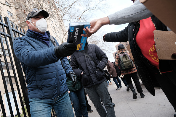 Des employés municipaux distribuent des kits de test Covid-19 à emporter dans le sud de Manhattan, le 23 décembre 2021 à New York. (Photo : Spencer Platt/Getty Images)