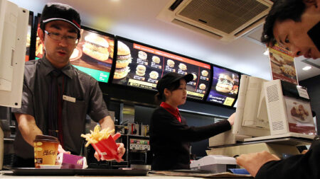 Japon: McDonald’s rationne les frites à cause d’inondations et de la pandémie