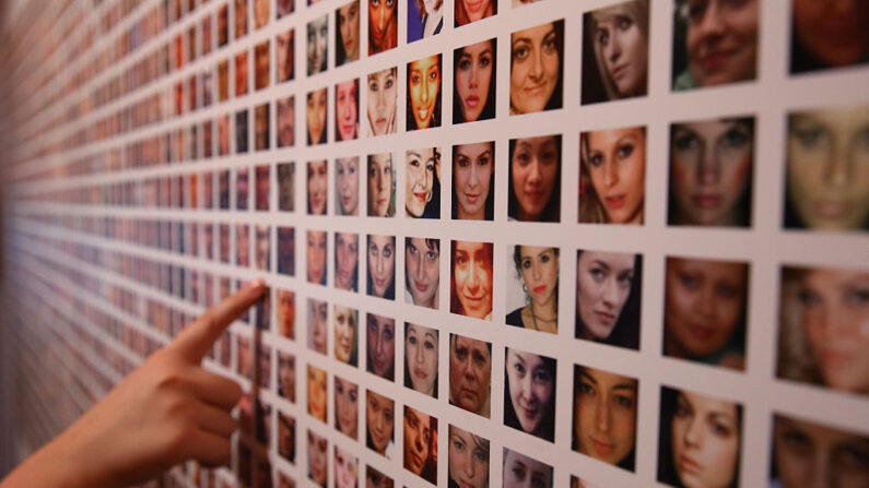 Photographies d'un million d'utilisateurs de Facebook collectées par les artistes Paolo Cirio et Alessandro Ludovico présentées lors de l'exposition Big Bang Data en 2015. (Photo : Peter Macdiarmid/Getty Images for Somerset House)