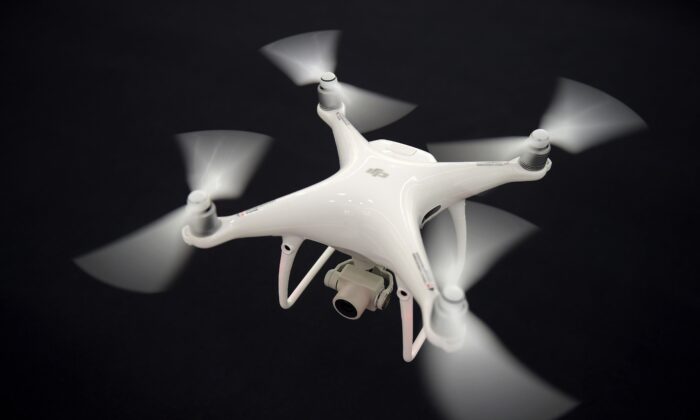 Sur cette photo prise le 11 mai 2017, un drone vole dans la salle d'exposition du siège de DJI à Shenzhen, en Chine. (Nicolas Asfouri/AFP via Getty Images)