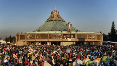 Le Mexique renoue avec le culte de la vierge de Guadalupe, défiant le risque de rebond pandémique