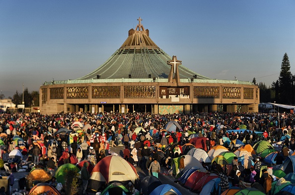 Les gens se rassemblent autour de la basilique de Guadalupe lors de la fête de la Vierge de Guadalupe, patronne du Mexique à Mexico. Photo Pedro PARDO /AFP via Getty Images.