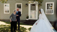 La mariée marche dans l’allée en portant la robe de mariée de sa grand-mère datant de 1961