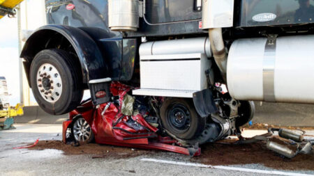 Une femme percutée par un semi-remorque qui aplati sa voiture s’en sort « miraculeusement » légèrement blessée