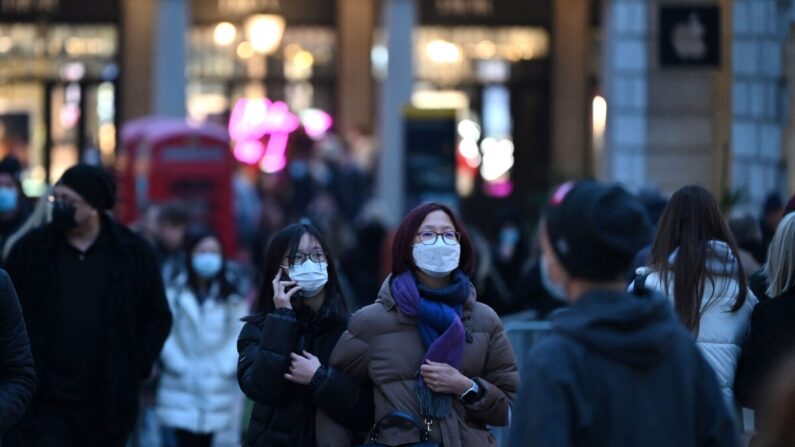 Des personnes se promènent à Londres le 21 décembre 2021. (Justin Tallis/AFP via Getty Images)