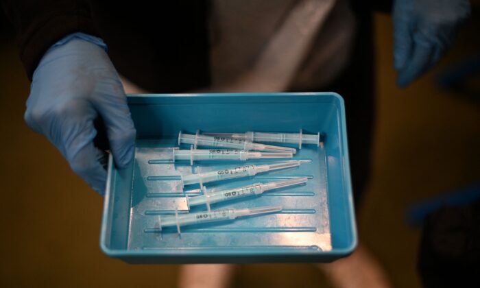 Des seringues contenant le vaccin Covid-19 de Moderna sur un plateau dans un centre de vaccination à Londres, le 4 décembre 2021. (Daniel Leal/AFP via Getty Images)